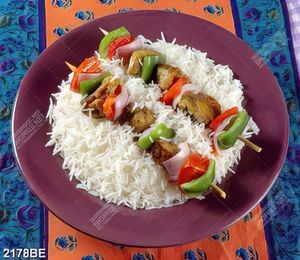 Tranh xiên thịt nướng trên đĩa phô mai bào sợi treo tường bếp