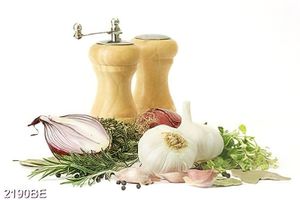 Tranh gia vị hành tỏi trên tường bếp