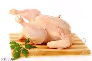 Tranh gà sống trên thớt treo tường bếp