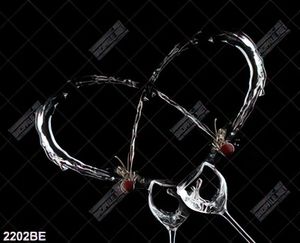 Tranh ly nước tạo hình trái tim nghệ thuật trên tường bếp