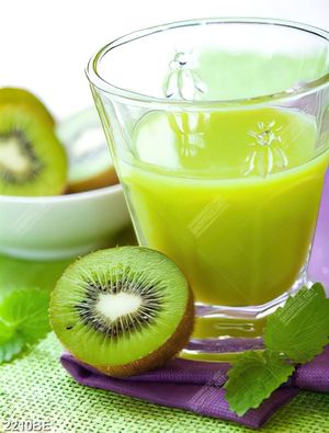 Tranh nước ép kiwi xanh trên tường bếp