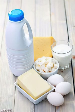 Tranh bơ trứng sữa treo tường bếp
