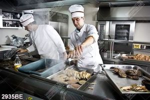Tranh anh đầu bếp chăm chú nấu ăn