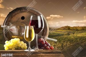 Tranh ly rượu và chùm nho treo tường bếp sang trọng