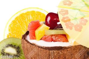 Tranh ly sinh tố trái cây tươi ngon treo bếp