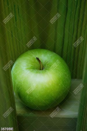 Tranh trái táo xanh trên tường nhà bếp