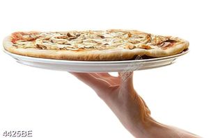 Tranh đĩa bánh piza trên tay hấp dẫn treo tường bếp