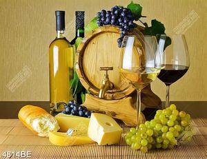 Tranh rượu và chùm nho treo tường nhà bếp sang trọng