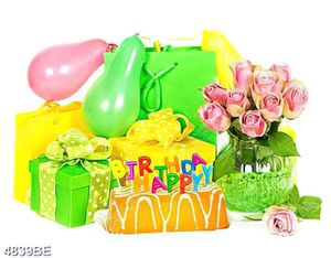 Tranh bánh hoa và hộp quà sắc màu trang trí tường bếp