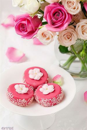 Tranh hoa hồng và bánh kem trang trí tường bếp