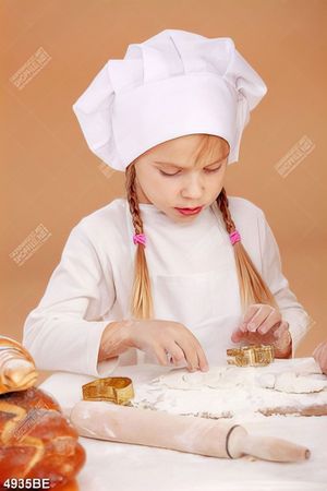 Tranh cô bé tập làm bánh treo tường phòng ăn