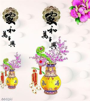 Tranh bình hoa in uv cành hoa đào bên lông chim công