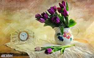 Tranh bình hoa tulip tím trên tấm vải rem trắng in canvas