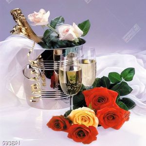 Tranh bình hoa trang trí ly rượu vang bên những bông hồng