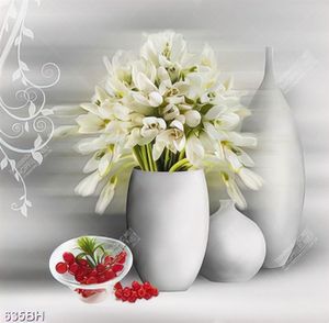 Tranh bình hoa sứ màu trắng mướt trong chiếc bình sứ decor
