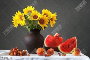 Tranh bình hoa in uv chùm nhỏ tím trên chiếc bàn trắng tinh