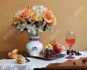 Tranh bình hoa psd những bông hoa hồng trên bàn tiệc rượu