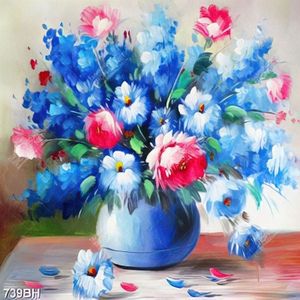 Tranh bình hoa treo tường những bông hoa màu xanh lam