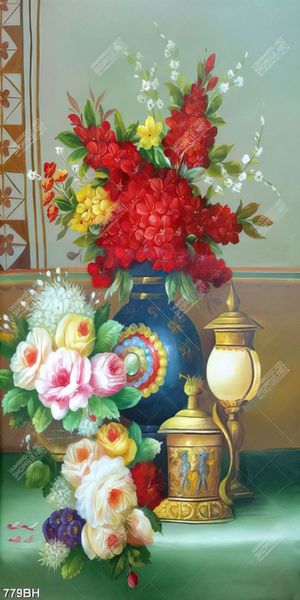 Tranh bình hoa trang trí chiếc đèn thắp sáng và bình hoa hồng