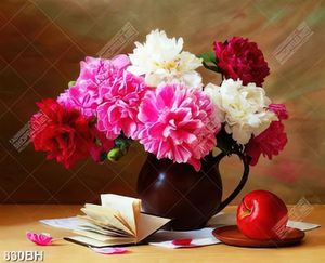 Tranh bình hoa mẫu đơn  bên trái táo đỏ trên bàn ăn decor