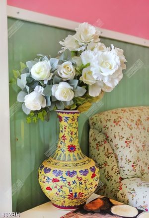 Tranh bình hoa những bông hoa hồng màu trắng bên sofa psd