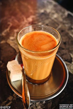 Tranh ly cà phê sữa sài gòn trên bàn ăn