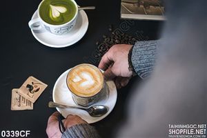 Tranh hai ly cappuccino bọt màu cà phê và màu xanh