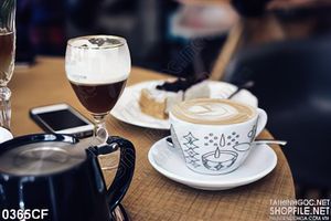 Tranh buổi ăn sáng với ly cà phê cappuccino trên bàn