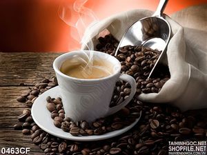 Tranh những hạt cà phê bên ly cà phê sữa nóng trên bàn