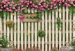 Tranh hàng rào trang trí đầy hoa hồng trước quán cà phê