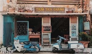 Tranh quán cà phê nhỏ cổ điển bên chiếc xe máy