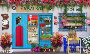 Tranh cà phê in uv dàn hoa nhí khoe sắc trên những cánh cửa xanh