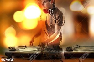 Tranh nam DJ trong ánh sáng mờ ảo trong quán cafe