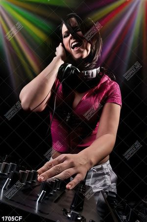 Tranh nữ DJ