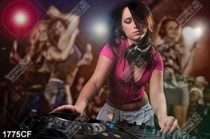 Tranh nữ DJ sexy