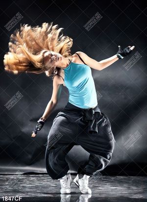 Tranh nữ vũ công nhảy hip hop