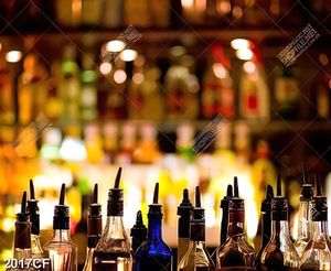 Tranh các loại rượu trong quầy bar
