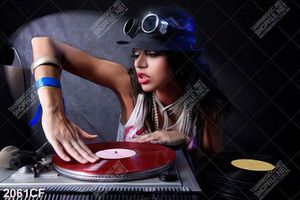 Tranh treo tường nữ DJ