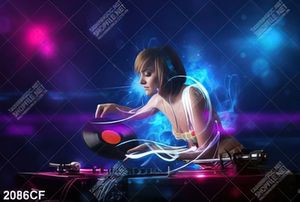 Tranh nữ DJ