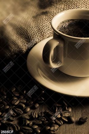 Tranh tách coffee đen cạnh hạt cà phê đen