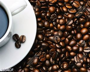 Tranh tách coffee đặt trên hạt cà phê đen