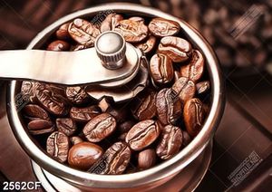 Tranh hạt cà phê trong máy xay thủ công