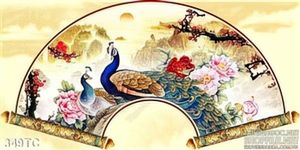 Tranh chim công vẽ cái quạt ấn tượng