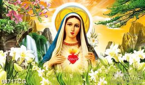 Tranh công giáo đức mẹ Maria bên vườn hoa ly trắng psd