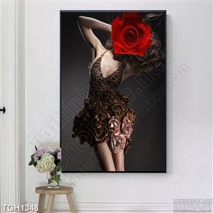 Tranh ghép cô gái và hoa hồng đỏ