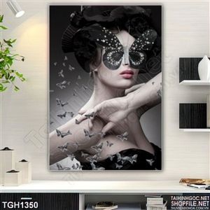 Tranh ghép cô gái và mặt nạ bướm đen trắng