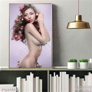 Tranh ghép cô gái bán nude và hoa hồng