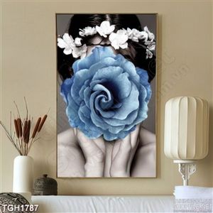 Tranh cô gái và hoa hồng xanh
