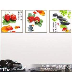 Tranh ghép quả dâu tây và đá cuội