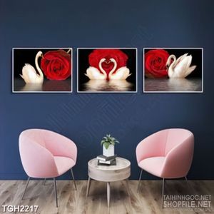 Tranh ghép nghệ thuật thiên nga trắng và bông hồng đỏ tươi